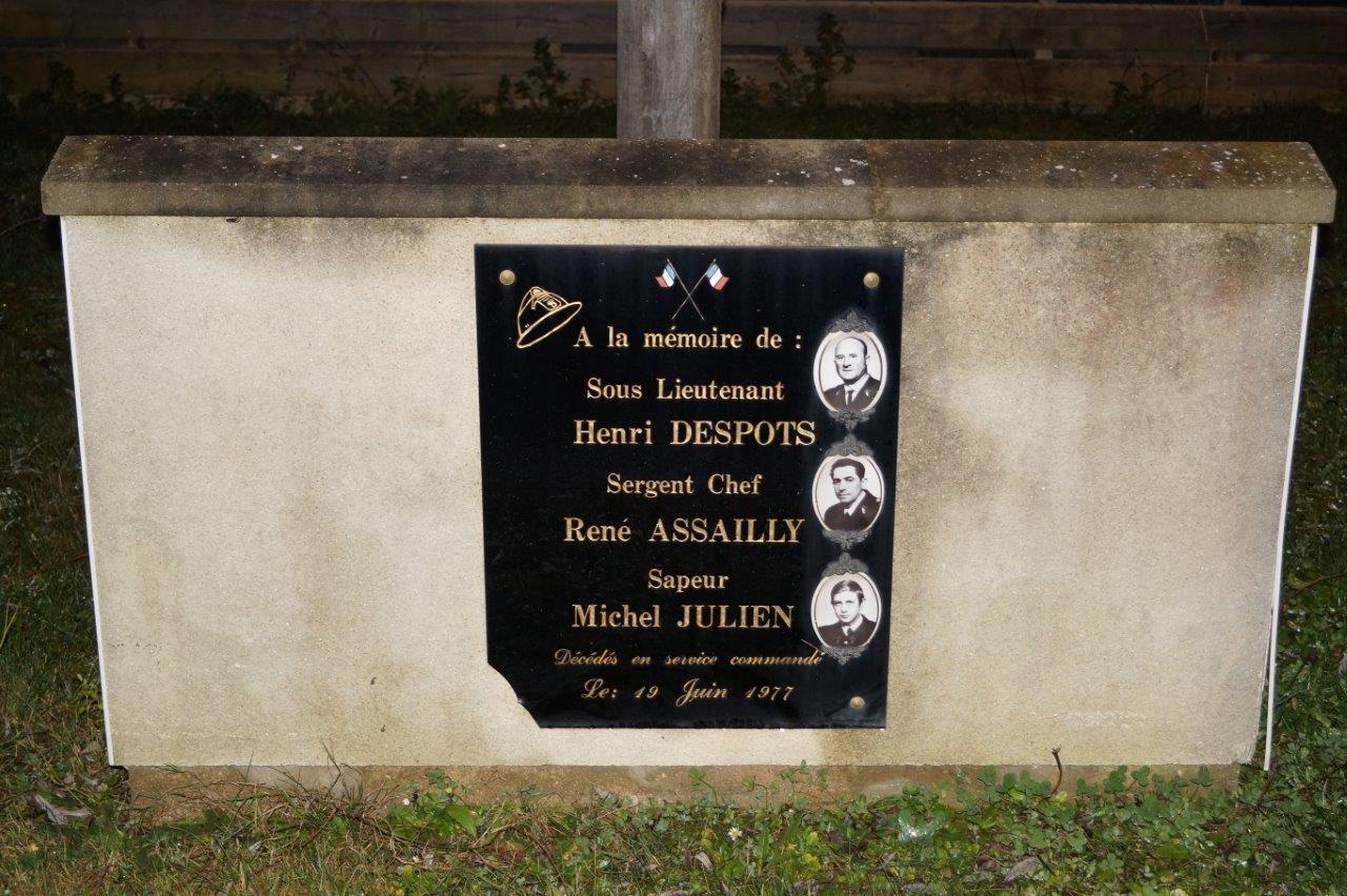 La stèle des sapeurs-pompiers du centre de secours de Trélou-sur-Marne disparus en service commandé.