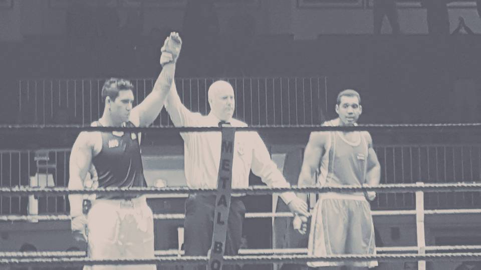 A gauche : Teinaki "Aito" Rapu-Haoa est déclaré vainqueur aux points de la finale Novice Super-lourds.