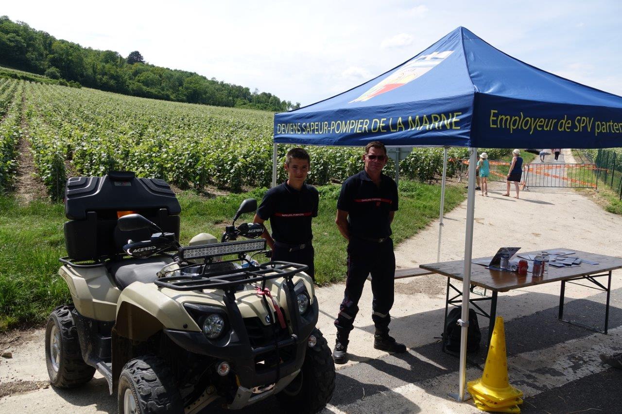 Equipés d'un sac de premier secours et d'un quad, deux sapeurs-pompiers de la caserne de Dormans veillent au grain.