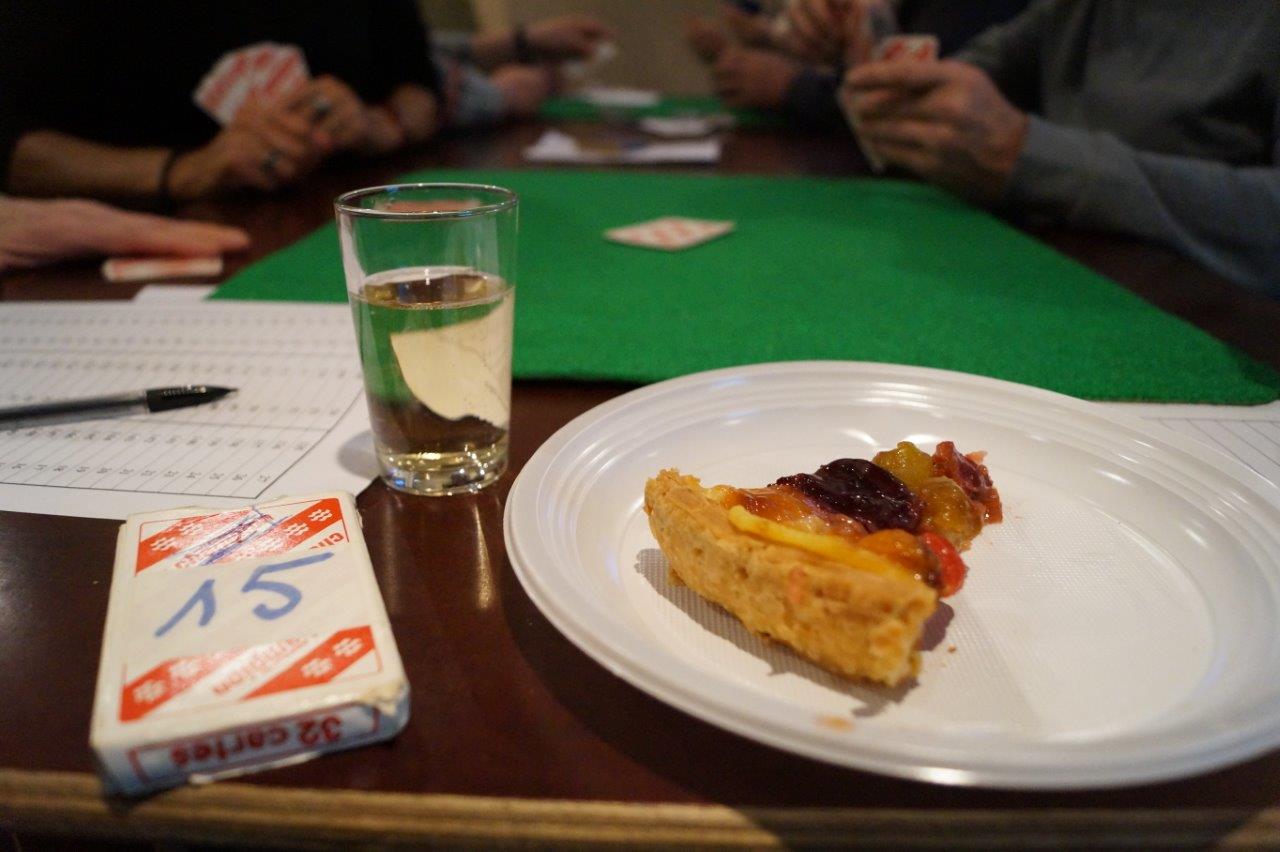 Une part de tarte faite avec Amour et un blida du breuvage local : le binôme idéal...