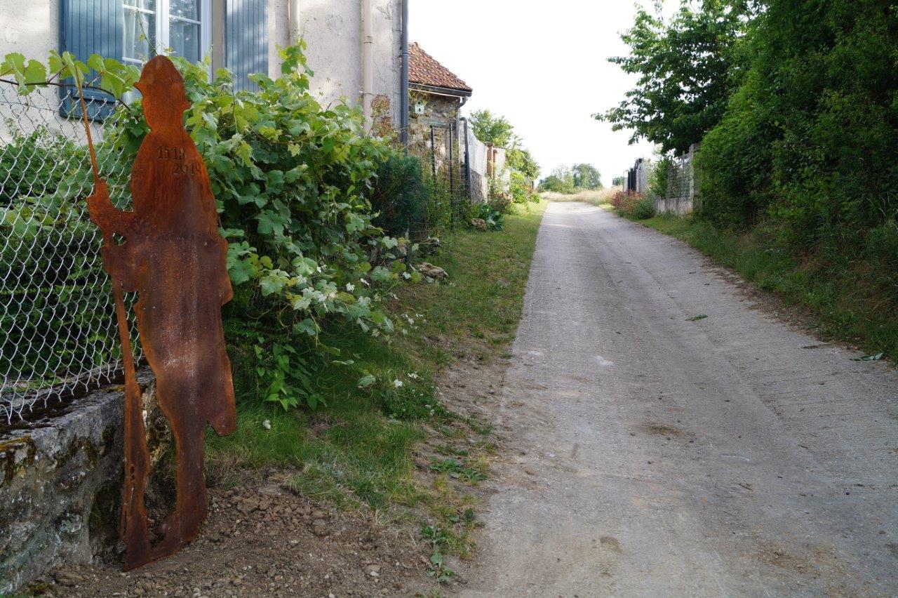 A La Chapelle-Monthodon, la silhouette d'un Poilu est implantée à l'entrée du chemin rural dit du Pré Bailly.