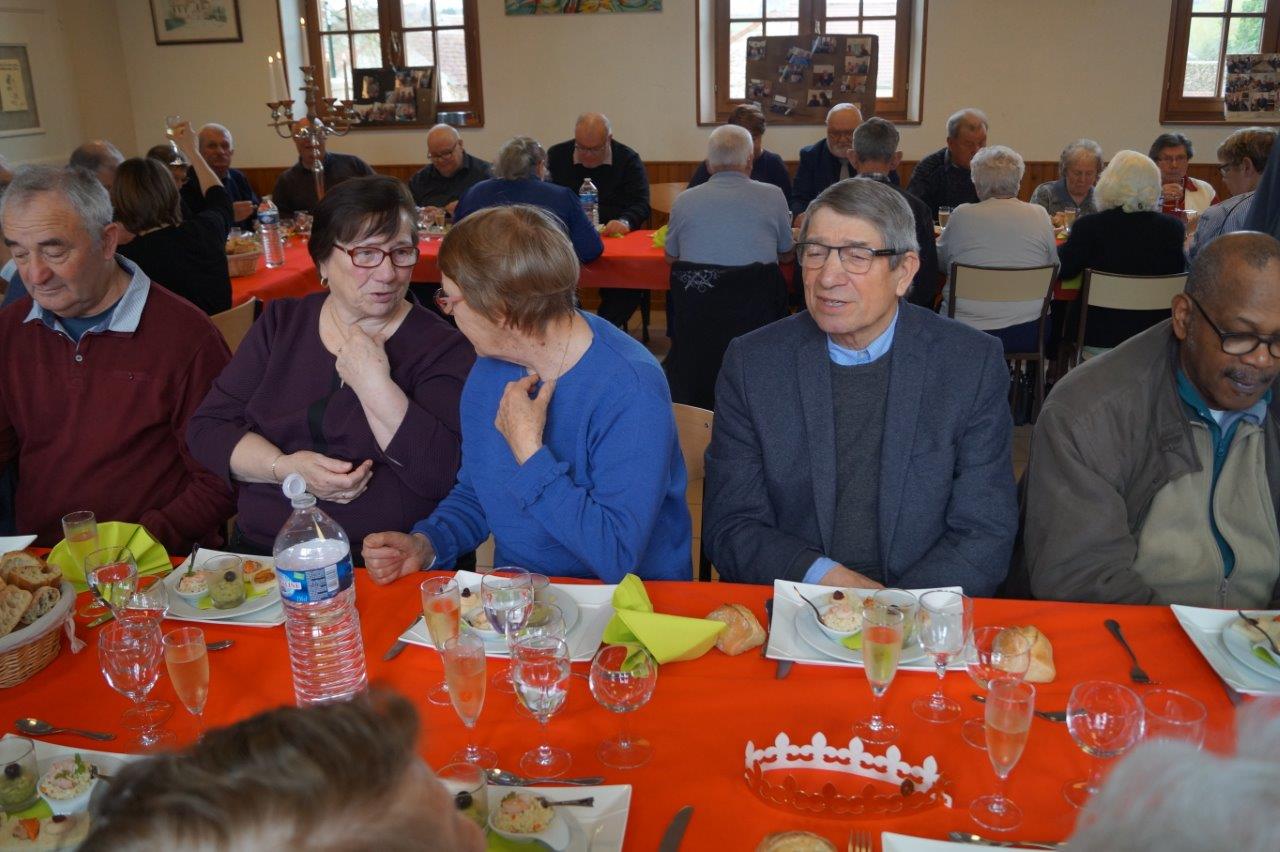Le repas permet de papoter et faire connaissance entre habitants des trois communes.
