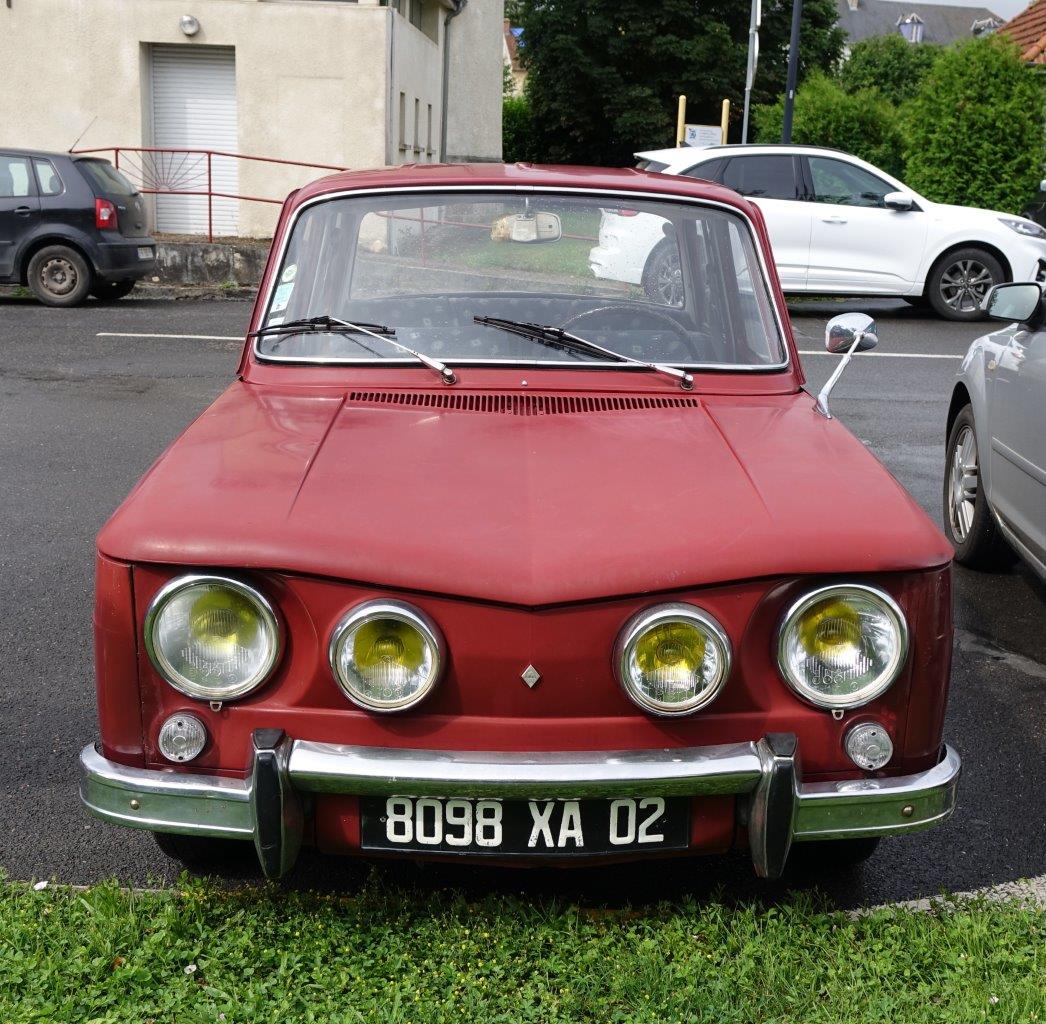 La Renault 8 S et sa légendaire calandre quatre phares.