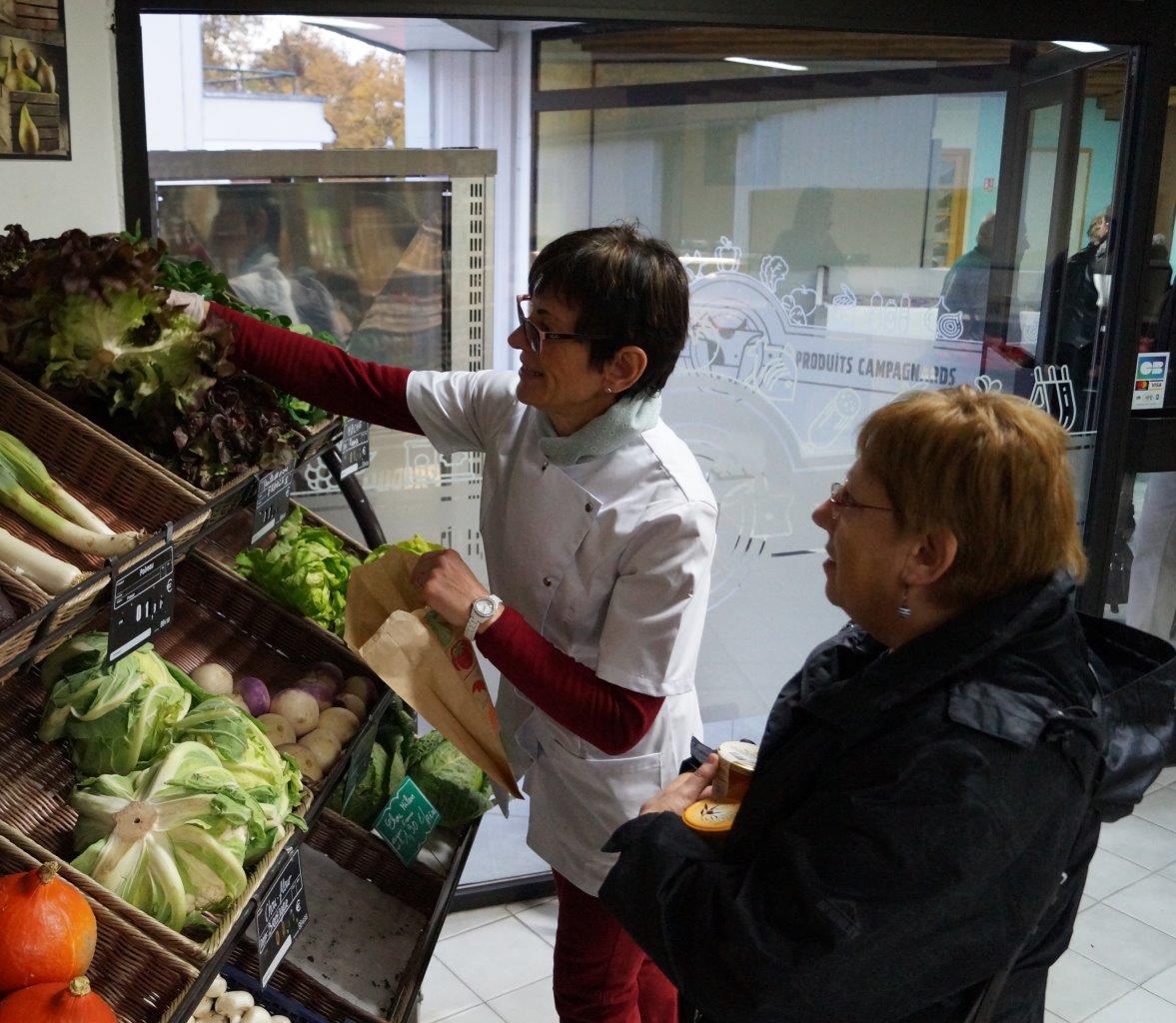 ...fruits et légumes où, ici, la patronne met un gant pour vous servir, proviennent de l'agriculture locale.