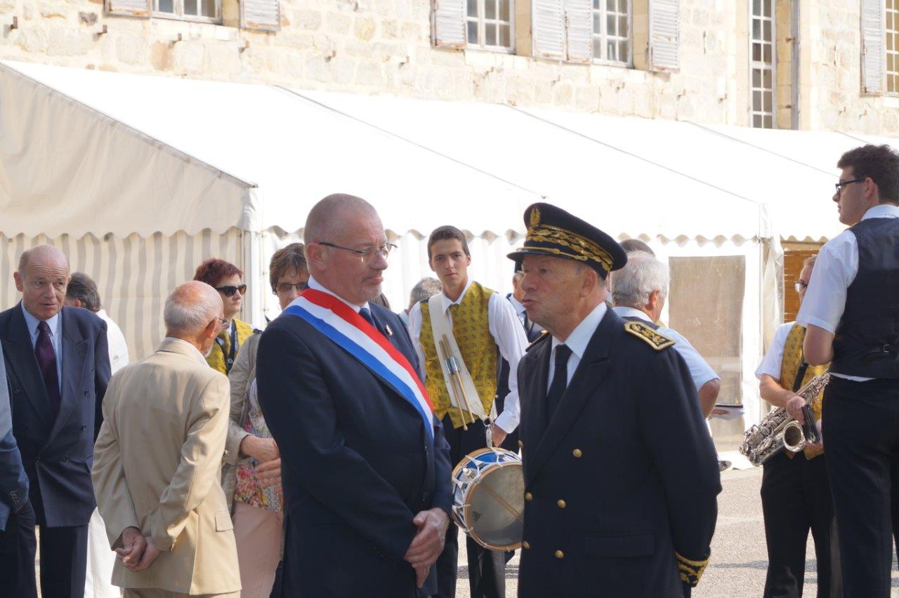 Au premier plan, de gauche à droite : Eric Girardin, député de la 3ème circonscription de la Marne et Denis Conus, préfet de la Marne.