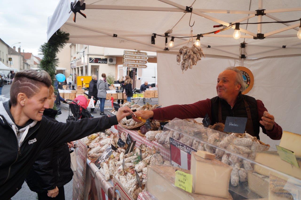 Les visiteurs sont toujours choyés sur les stands de produits de bouche...