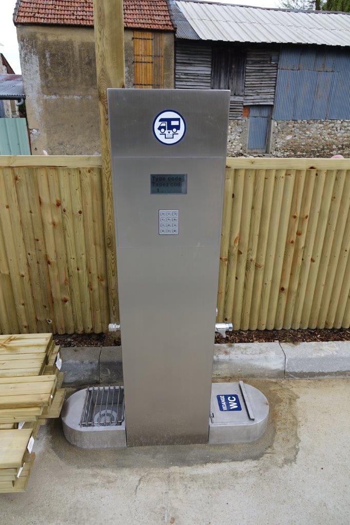 Le point de prise d'eau et d'évacuation des eaux sales a retenu l'attention des camping-caristes présents.