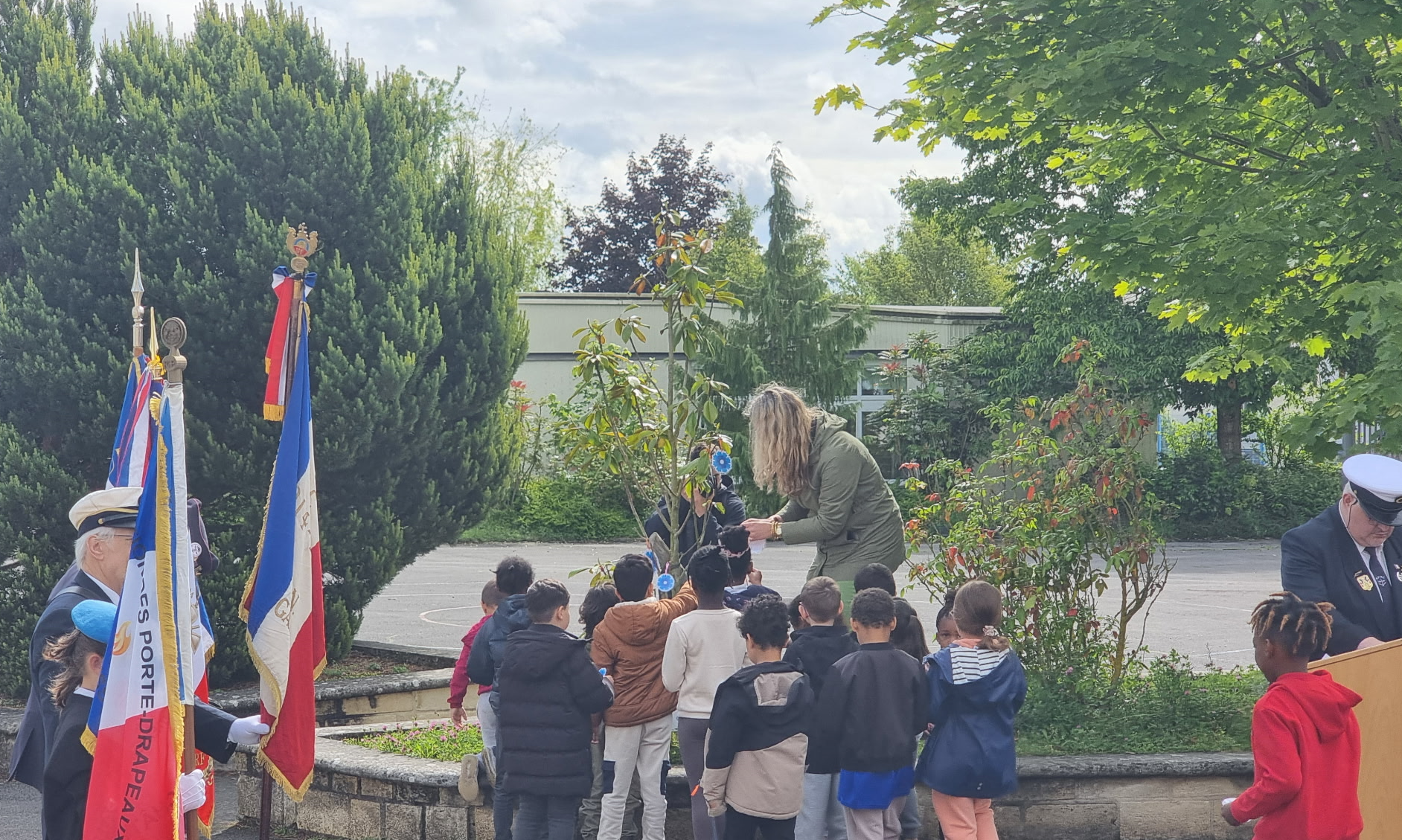 Les élèves déposent les bleuets sur l'Arbre de la Mémoire.