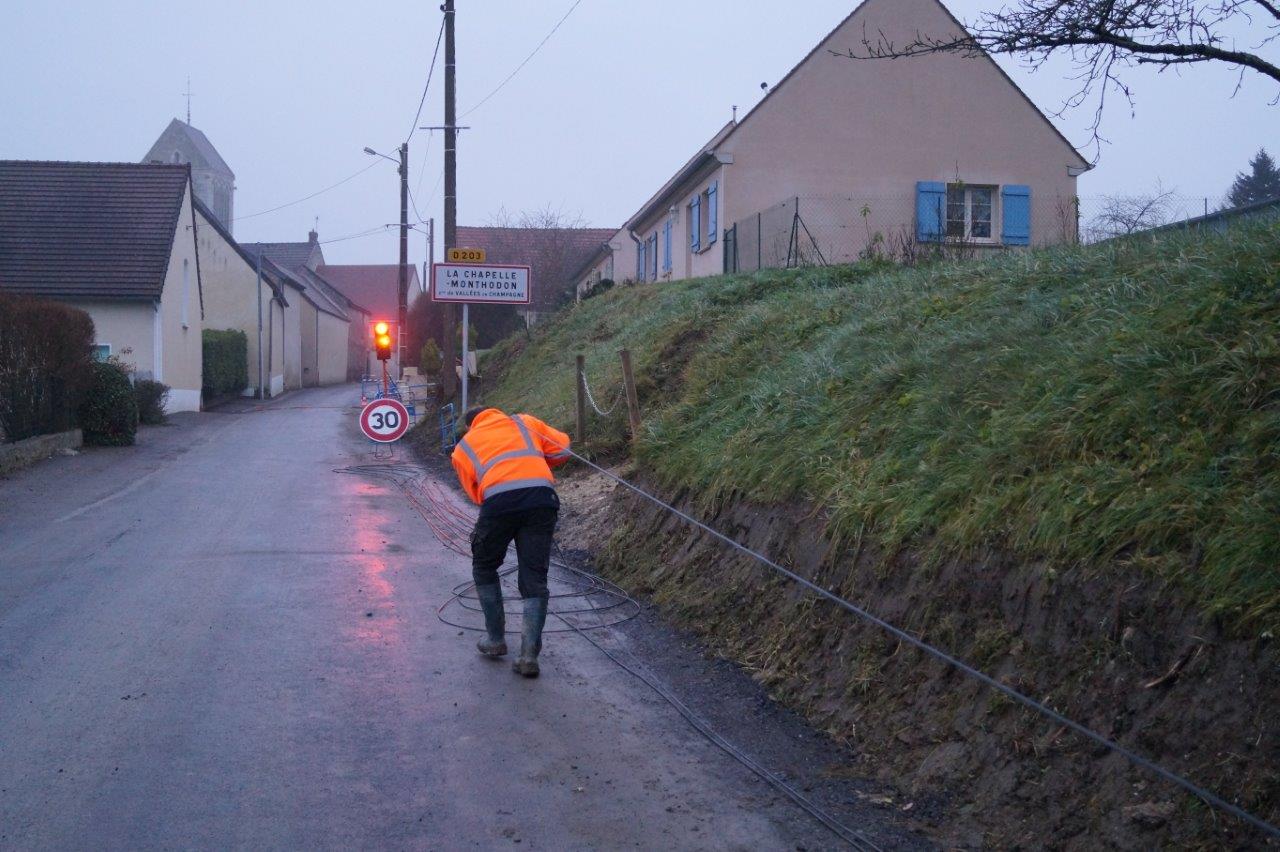 A l'entrée et au coeur du village, la fibre est ensuite tirée à la main.
