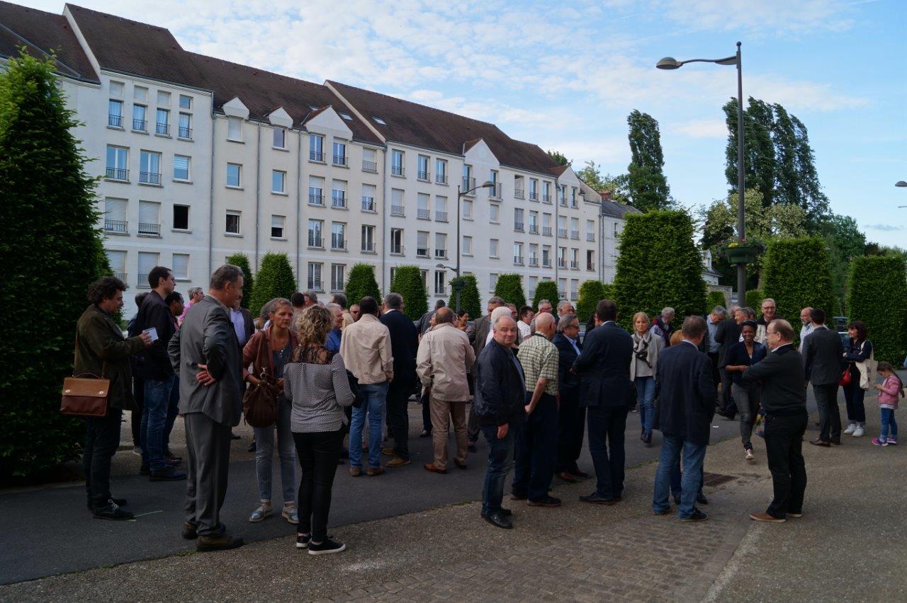 A 19h00, une foule nombreuse attend devant le QG de campagne.