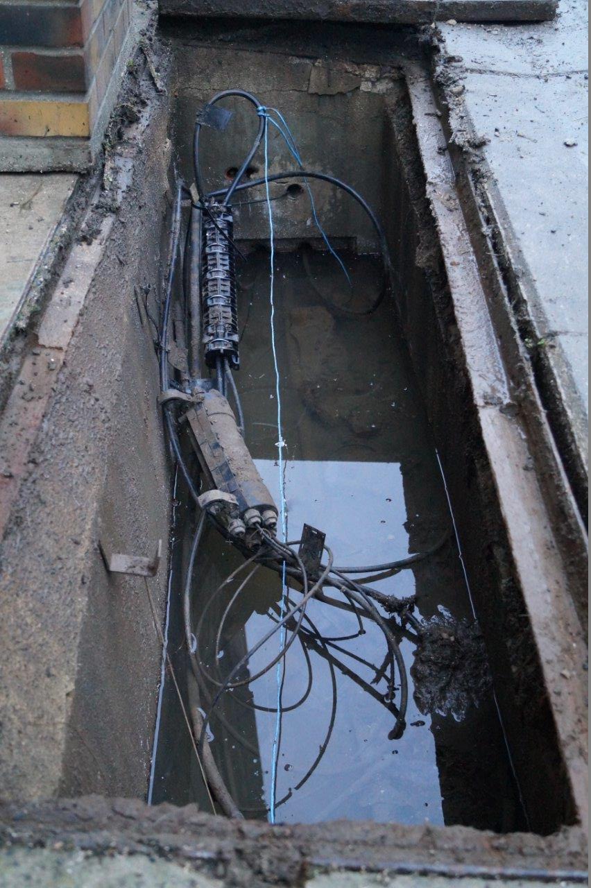 De chambre de portage en chambre de portage, le technicien de l'entreprise Benoît Chevrier utilise une ficelle...