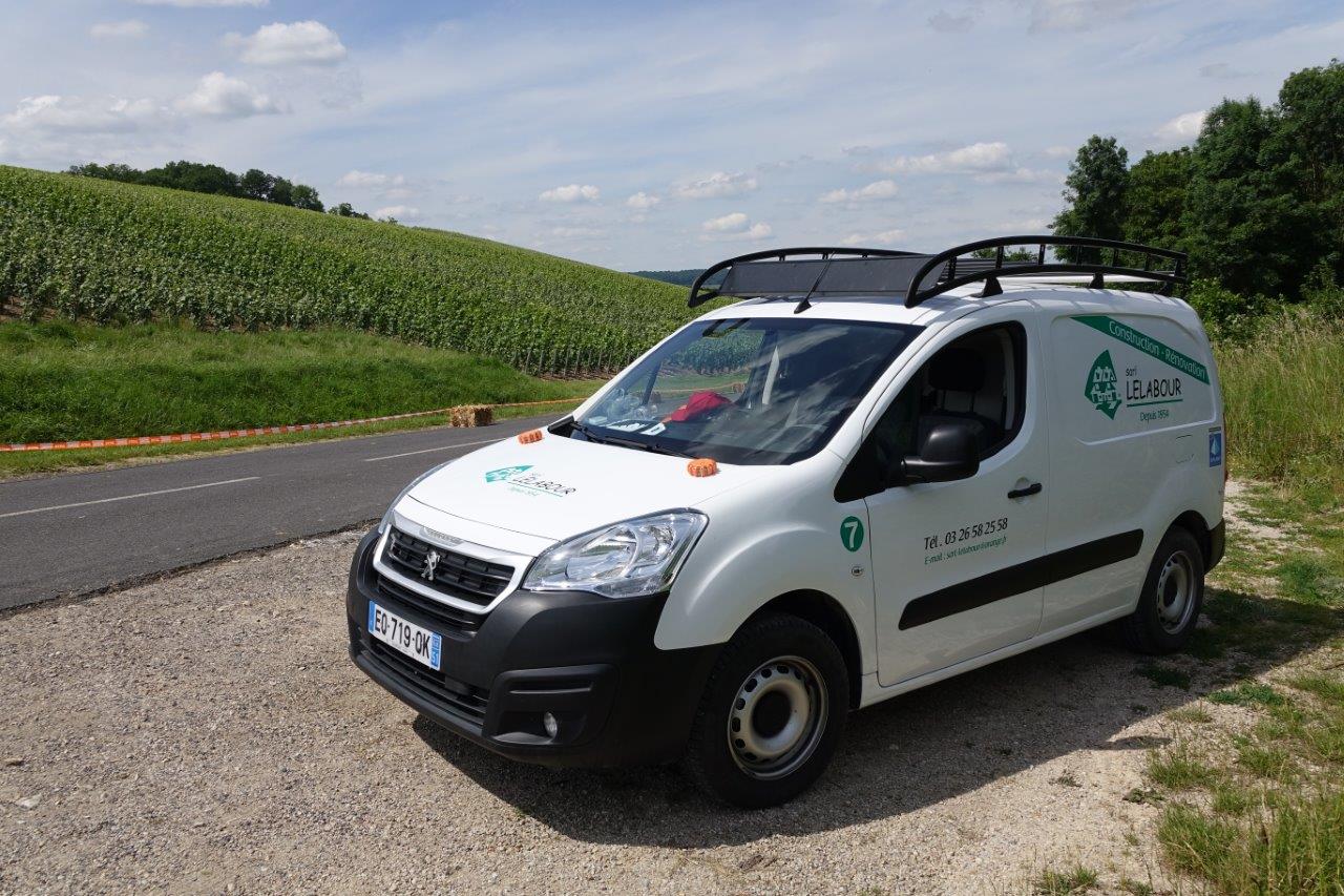 L'entreprise Lelabour soutient la course. Un des véhicules de sa flotte joue le rôle de safety car.