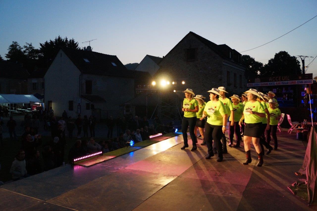 The Threewolv's de Trélou-sur-Marne a ouvert les festivités samedi 19 mai avec la danse Country en ligne.