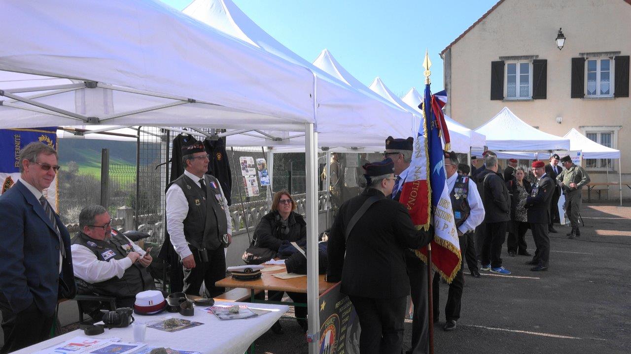 Les associations patriotiques ont aligné leurs stands sur la place de l'église.