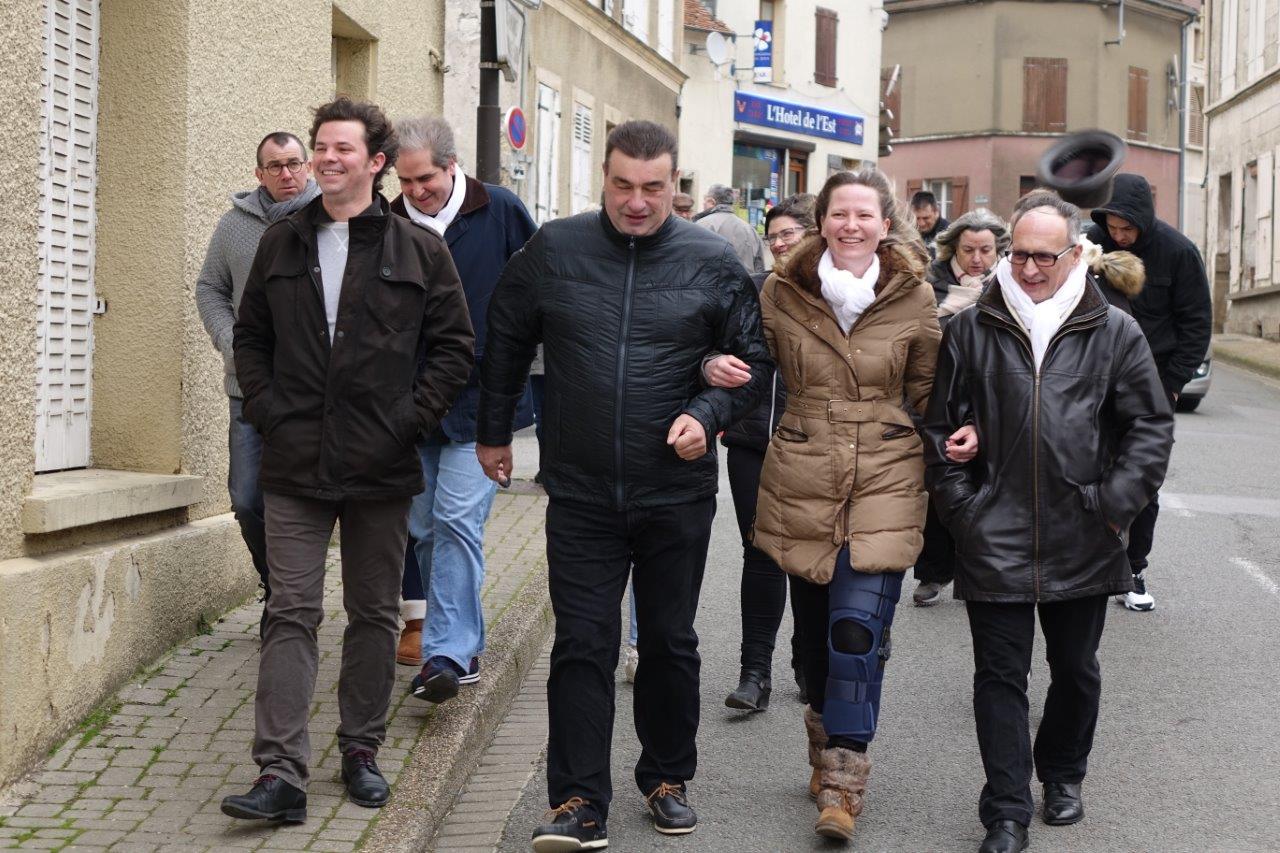 Bras dessus, bras dessous, les candidats de la liste " Ensemble, Condéennes et Condéens " entame leur déambulation dans Condé-en-Brie...