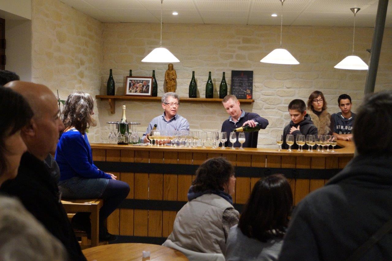 A gauche derrière le bar : Patrick Sourdet de la Maison de Champagne Sourdet-Diot a accueilli le Tout Petit Festival d'Agri(Cultures).