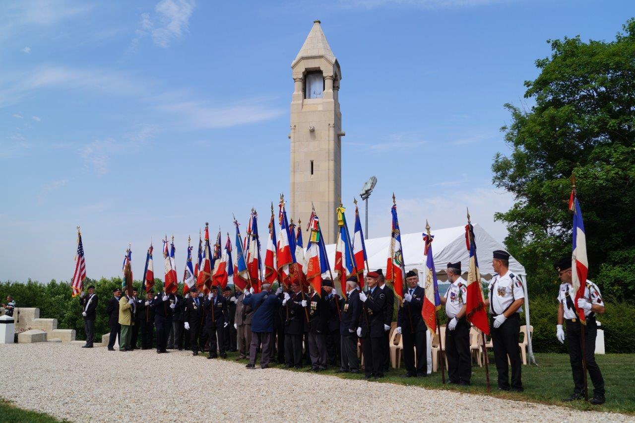 Porte-drapeaux, association cantonale des anciens combattants prisonniers de guerre, section Marne de l'Union Nationale des Parachutistes, ont rendu hommage aux combattants de la Grande Guerre.
