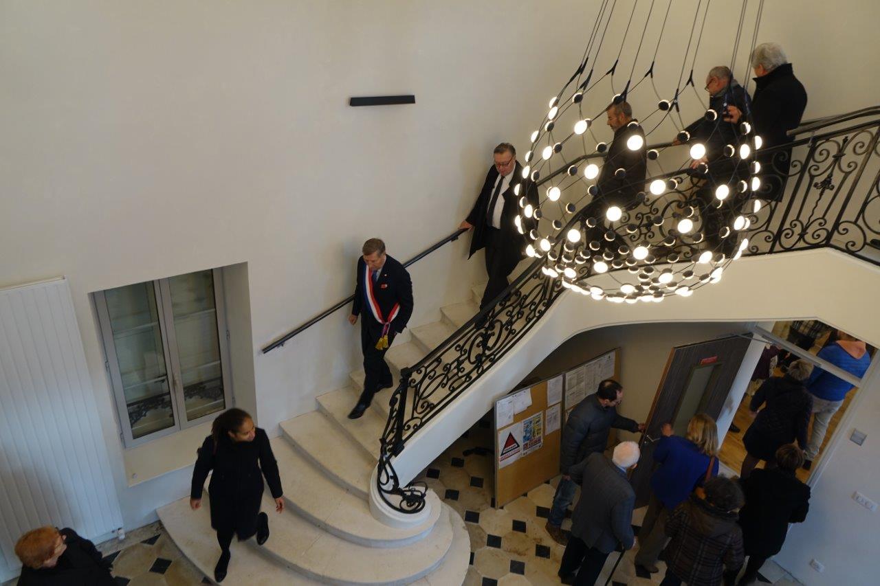 L'accès au premier étage du bâtiment se fait par l'ascenseur, ou par l'escalier majestueux.