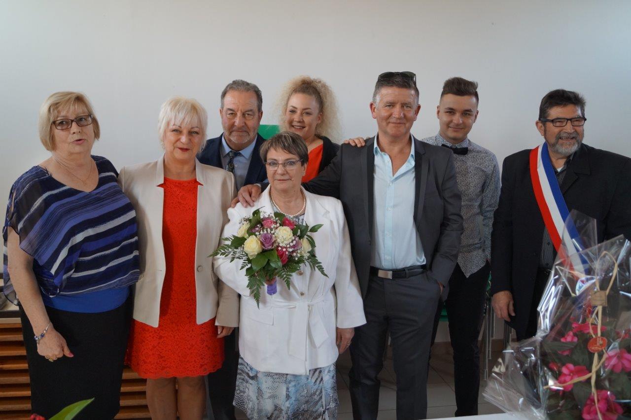 Les élus monthurellois entourent les" nouveaux mariés", et la famille proche.