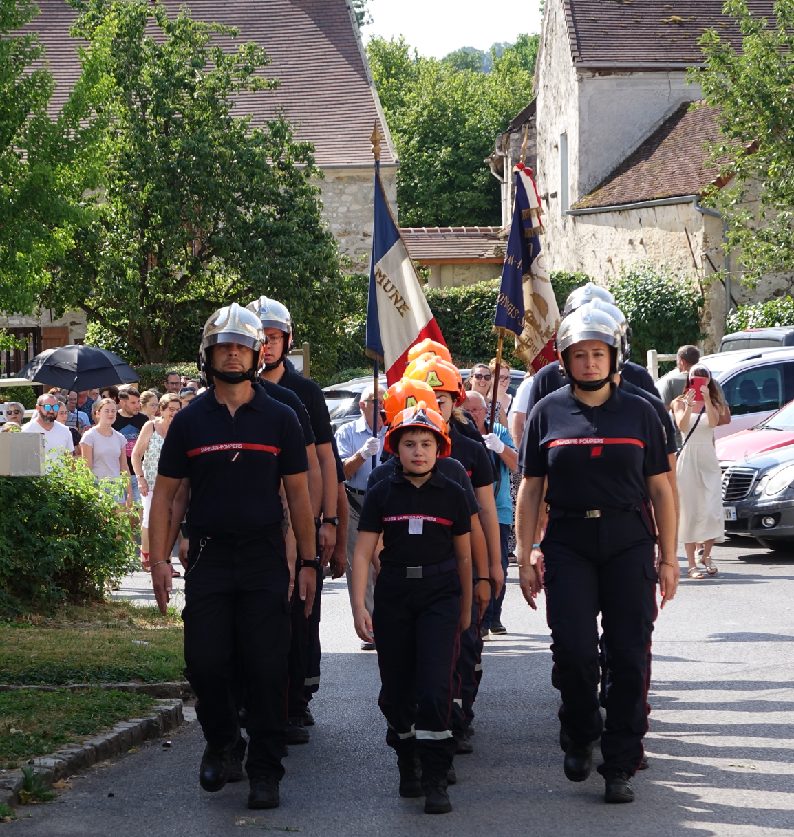 Les sapeurs-pompiers et jeunes sapeurs-pompiers de Saint-Eugène emmènent les participants au monument aux morts...