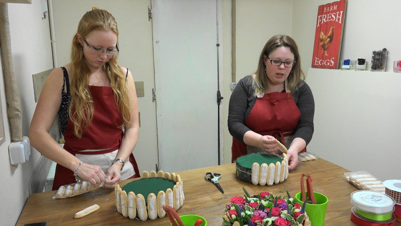 A droite, Sandra Soigneux met délicatement en place les biscuits à la cuillère.