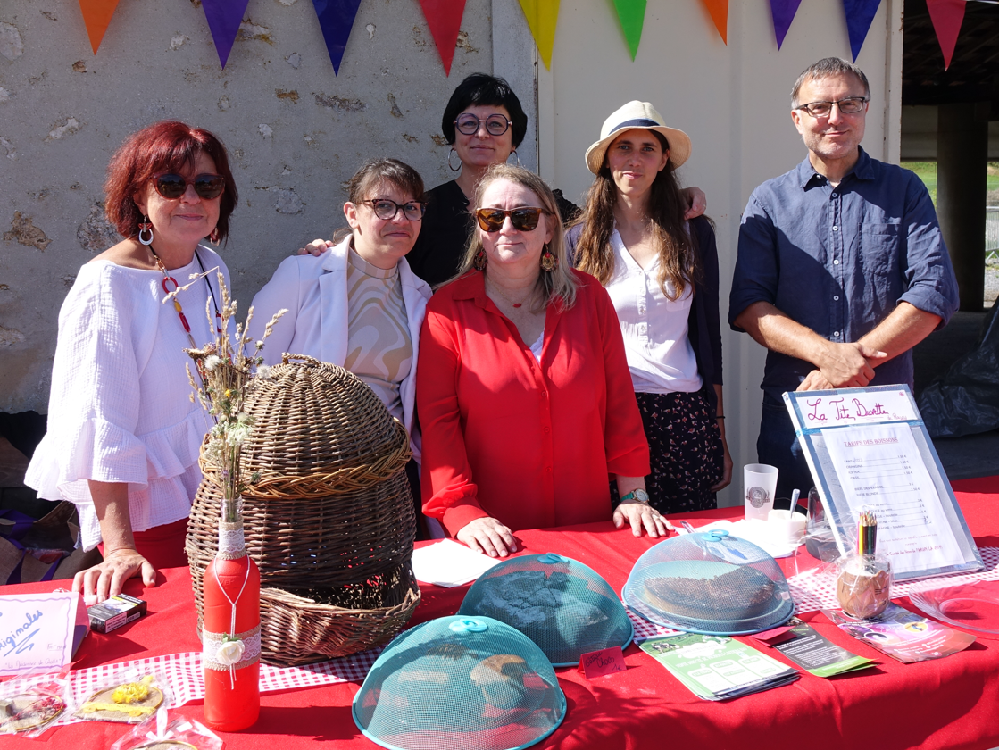 Les bénévoles du comité des fêtes de Pargny-la-Dhuys avec la maire Gaëlle Vaudé (en noir à l'arrière plan).