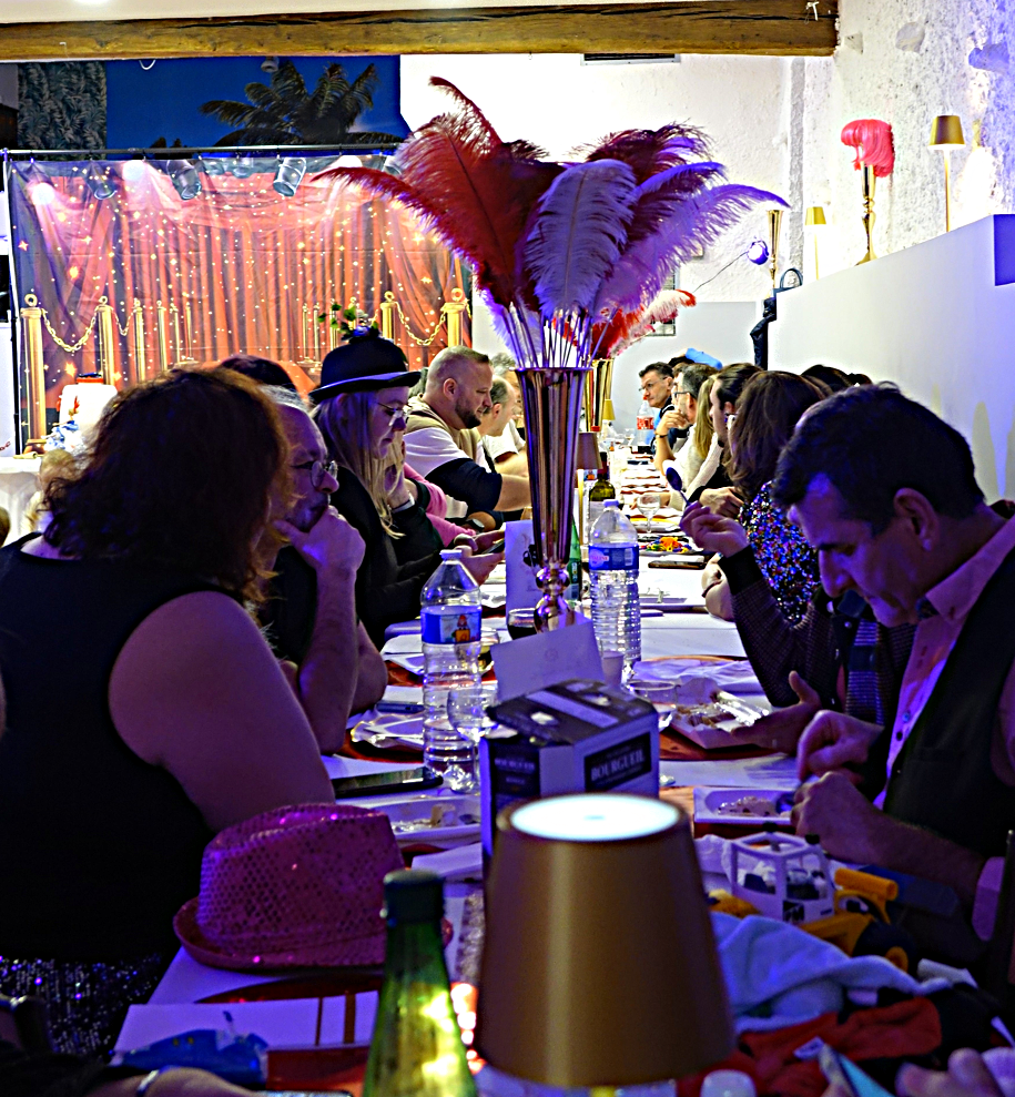 L'art de la mise en scène réside dans le mariage subtil des éléments décoratifs et lumineux.