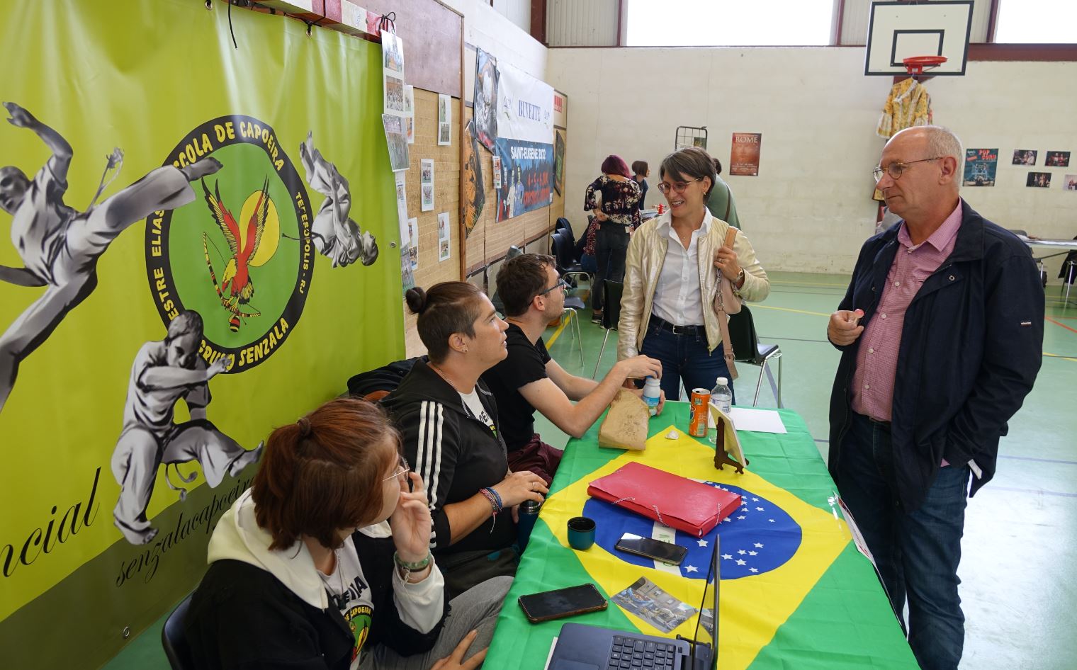 Étienne Haÿ et Christelle Pouillart saluent l'association Senzala Capoeira Essencial.