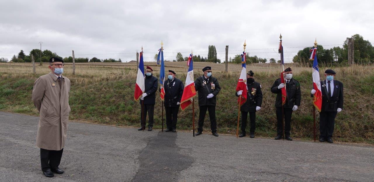 À gauche : Le lieutenant-colonel Henri Caron, délégué départemental du Souvenir Français.