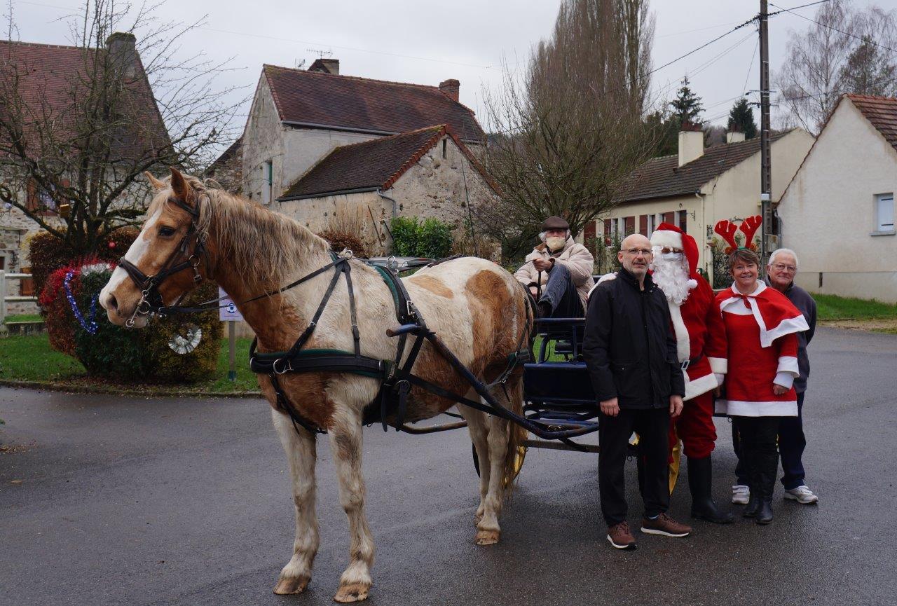 De gauche à droite : Michaël Peugniez, maire de Saint-Eugène, le Père Noël, Isabelle Vigerie, adlointe au maire, et René Meulot, conseiller municipal. Le masque de protection a été retiré le temps de la photo.