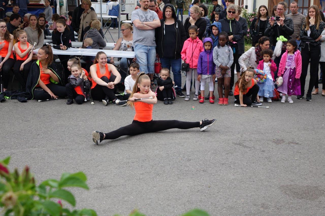 Démonstration sportive avec le Twirling Club de l'Omois...