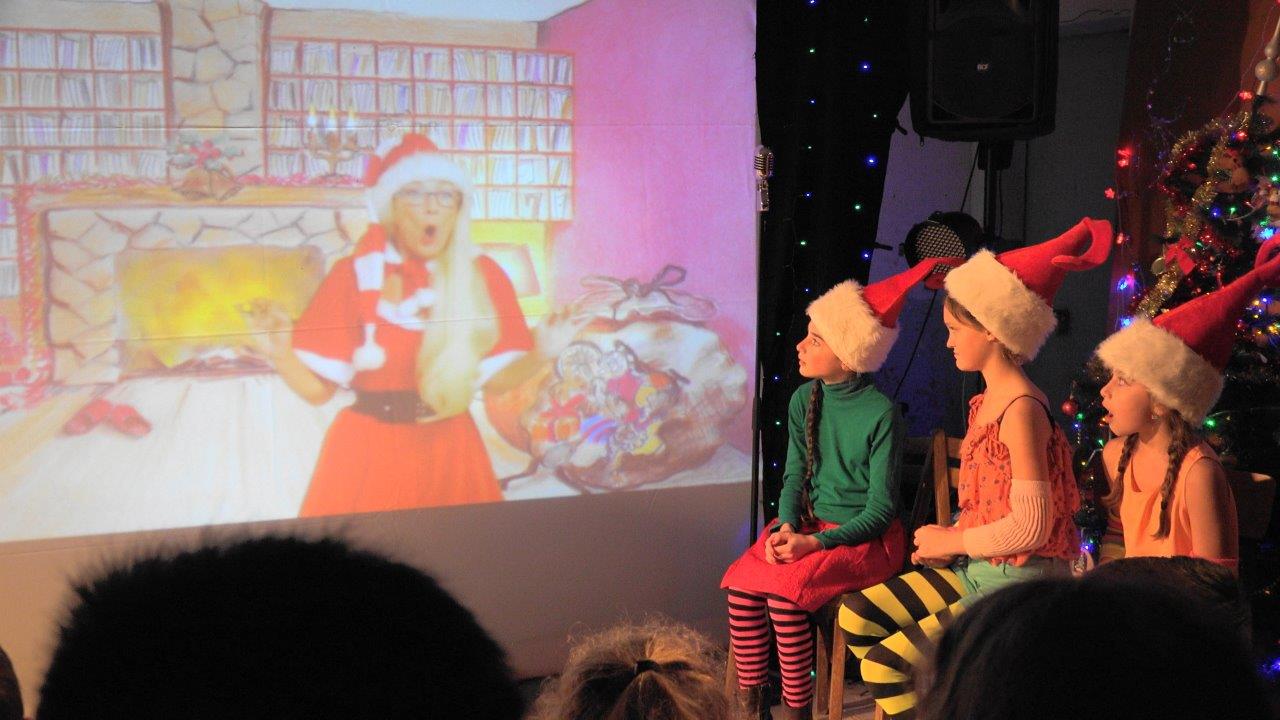 Un spectacle pour l'anniversaire du Père Noël : une idée de la Mère Noël.