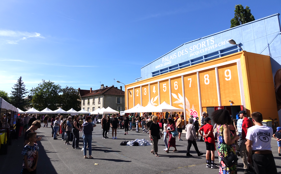 La cour du Palais des Sports accueille des stands et des démonstrations.
