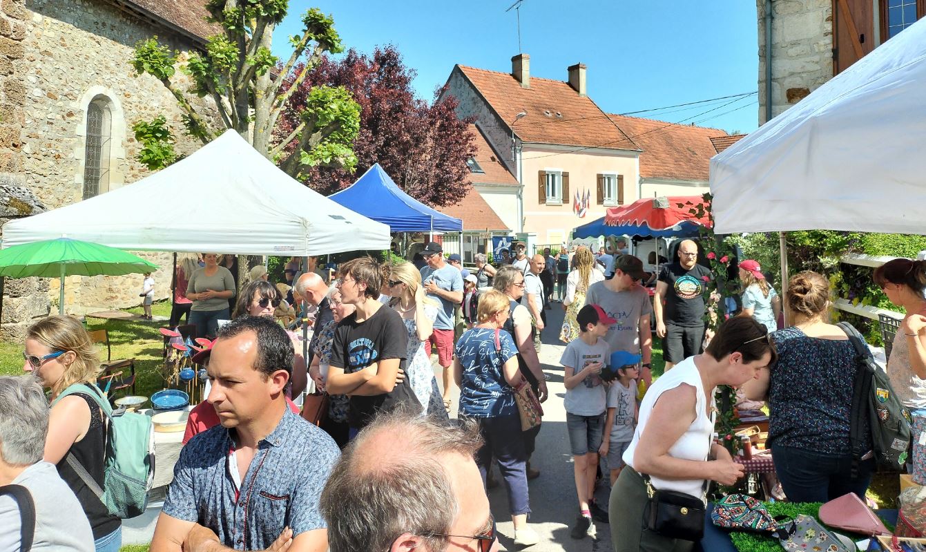 Le public a flâné le long des étals du marché artisanal.