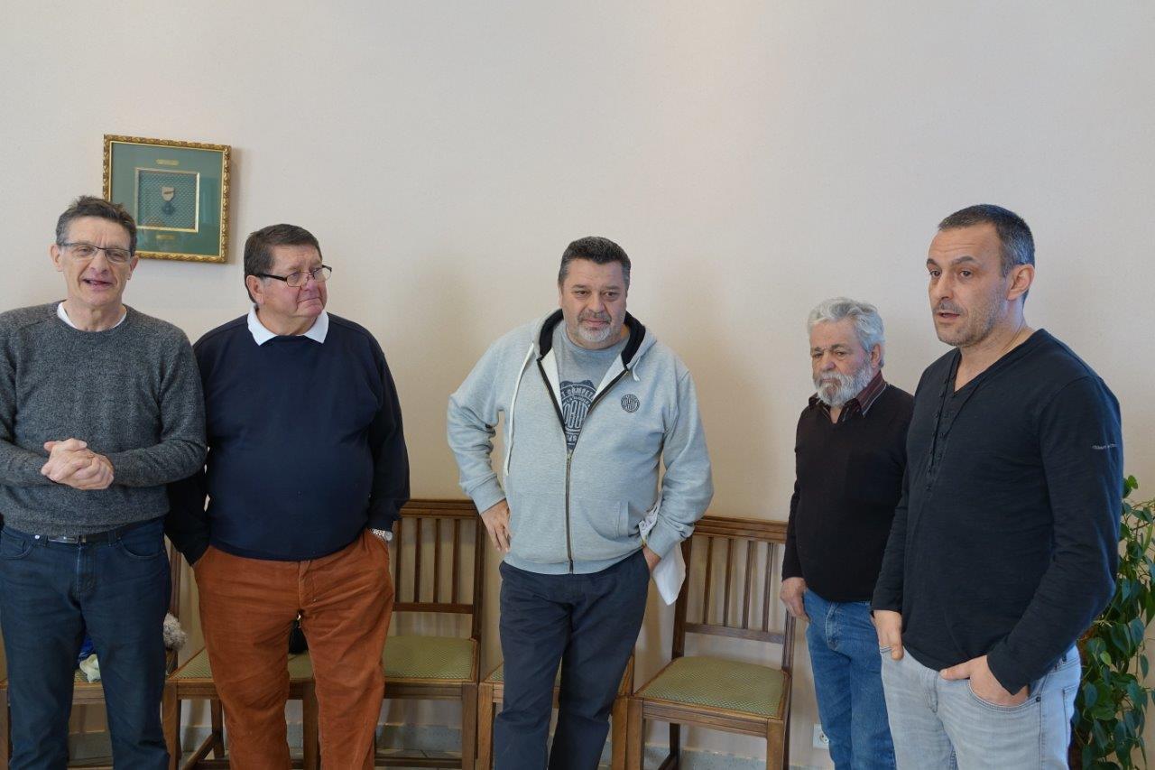 De gauche à droite : Michel Courteaux, Francis Jamin, Philippe Quintais, Antonio Cordeiro et Manuel Cordeiro se retrouvent dans la salle d'honneur de la mairie de Dormans.