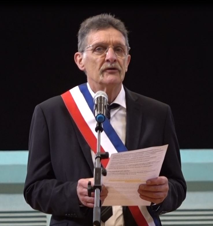 Le maire de Dormans Michel Courteaux remercie l'ensemble des participants, dont les quarante élèves de l'École élementaire du Gault.