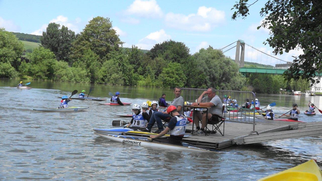 Près de 70 bateaux ont slalomé sur la Marne.