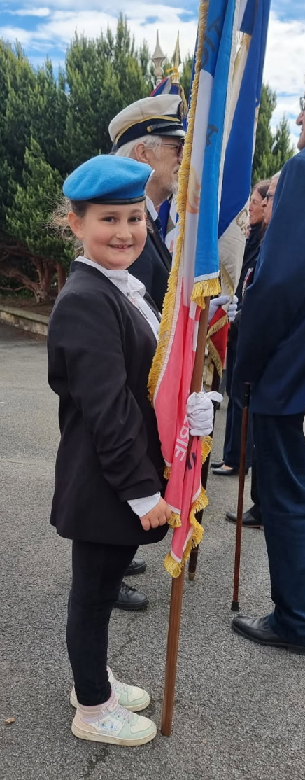 Melyana porte drapeau de l'École Vaucrises-Hérissons de Château-Thierry.