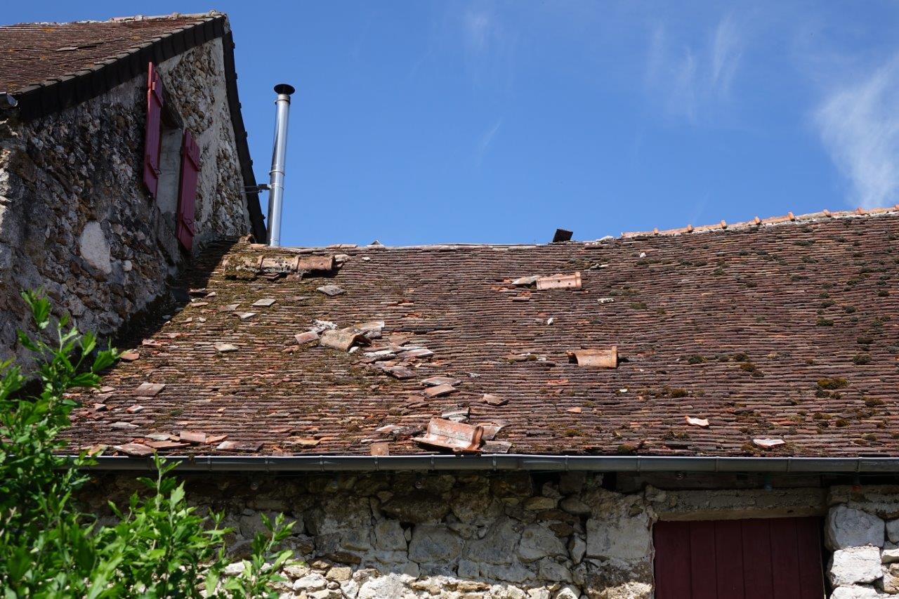 Le décrochage de tuiles de faîtière a ensuite endommagé la toiture de cette maison.