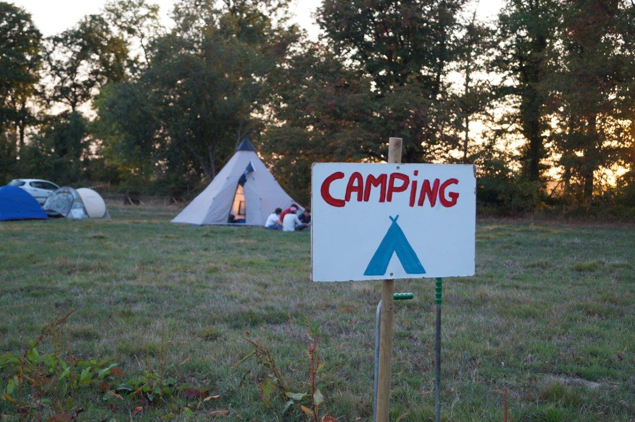 L'immense pâture accueille les amateurs de camping.