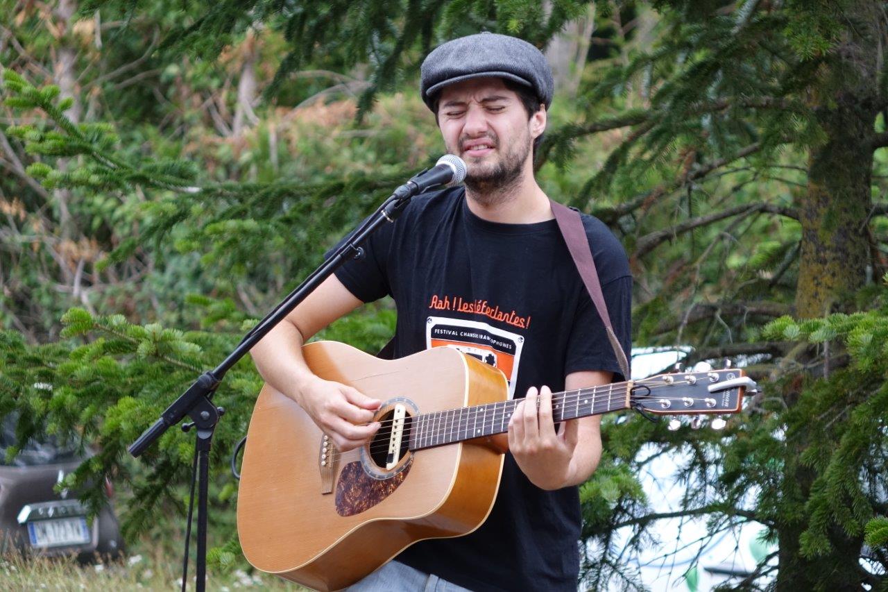 Le musicien-chanteur Rafi a mis le marché en musique.
