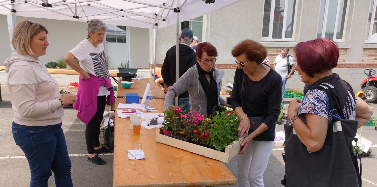 L'Association Familles Rurales du Breuil a en charge la vente de fleurs et de plants pour le potager mis à disposition par l'EARL du Jardin de la Violette.