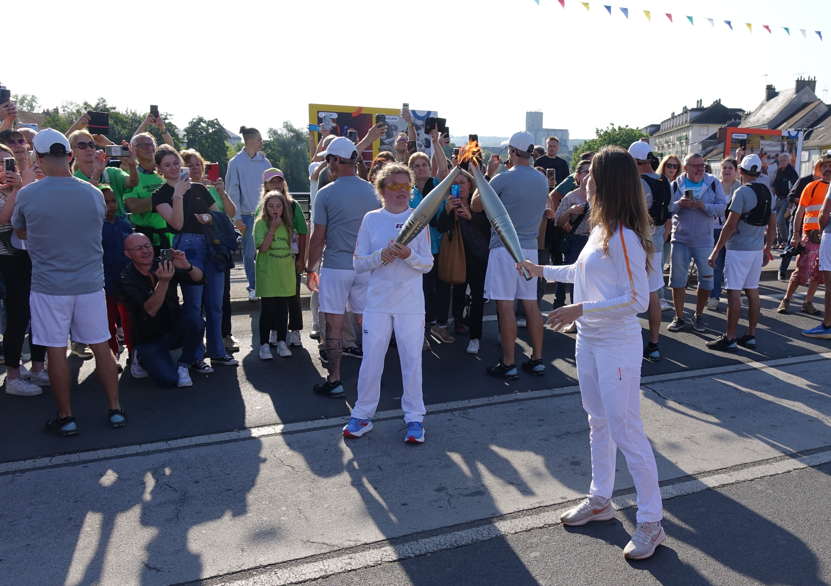 Premier passage de relais sur le Pont de l'Aspirant de Rougé entre Clara Bastos (au premier plan) et Léa Leclercq.