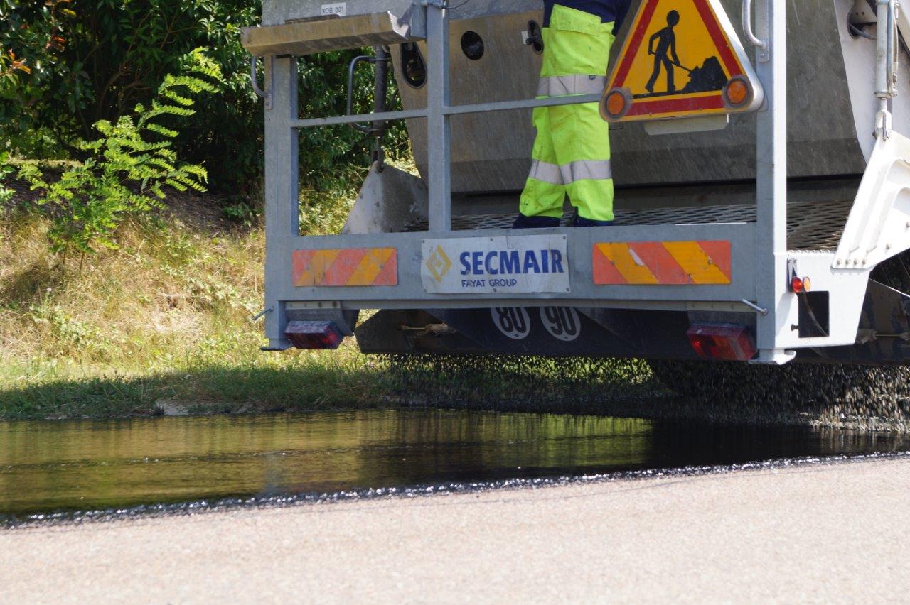 En marche arrière, un camion sème le granulat 6/10...