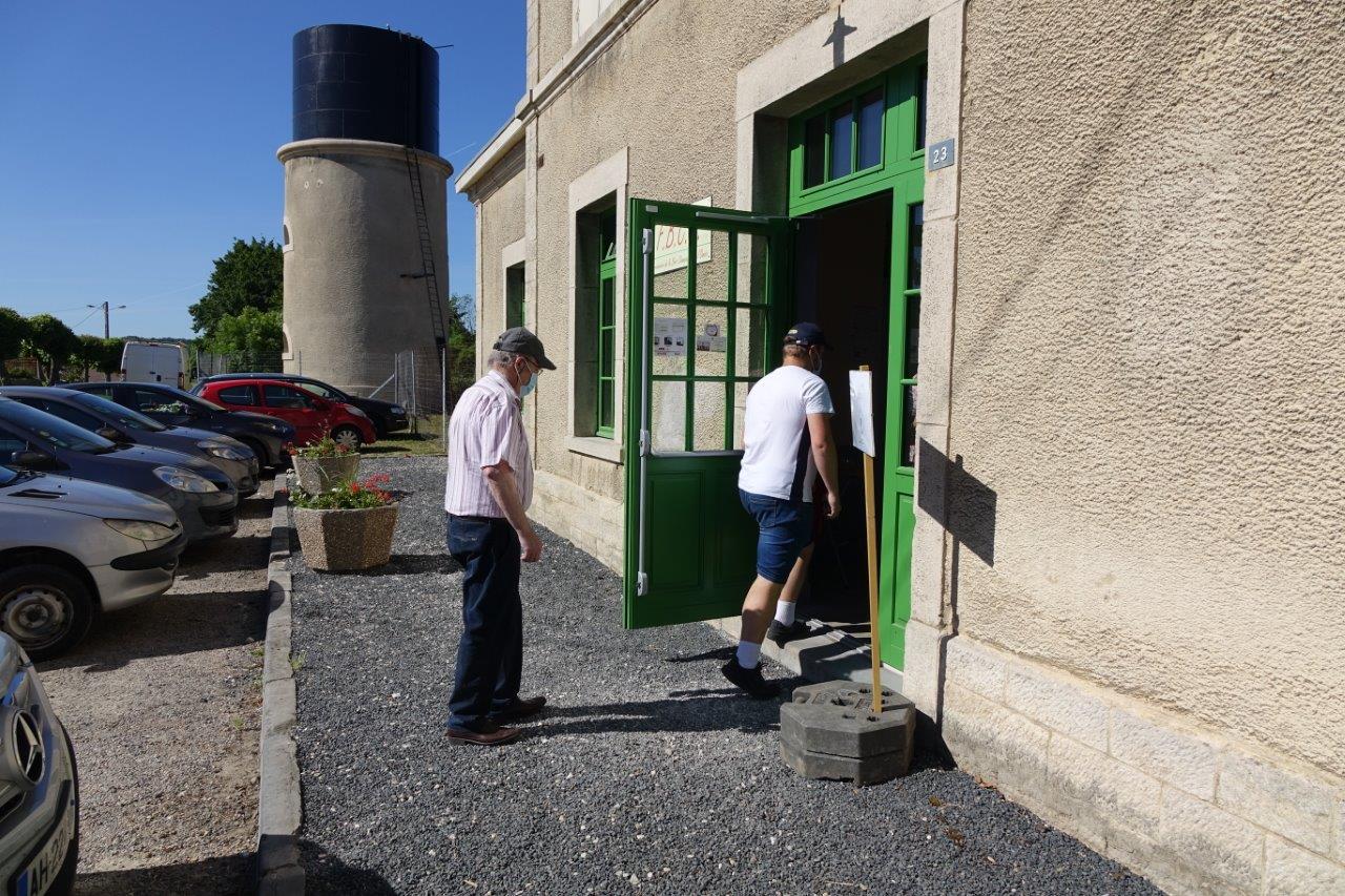 Les voyageurs entrent en gare de Montmirail.