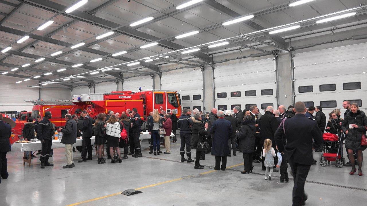 Elus du territoire, famille et amis des sapeurs-pompiers se sont retrouvés à l'intérieur de la caserne.