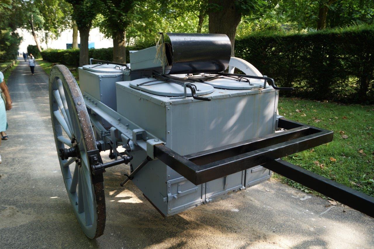 La popote de la Madelon. Dès 1915, une cuisine roulante équipée de quatre marmites de 100 litres chacune et positionnée sur la deuxième ligne, permet de nourrir 250 hommes à la fois.