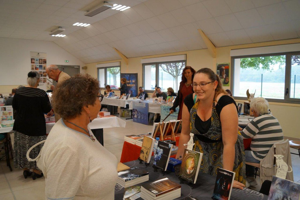 A droite : Mélanie Baranger écrit depuis son plus jeune âge, une passion transmise par sa maman.