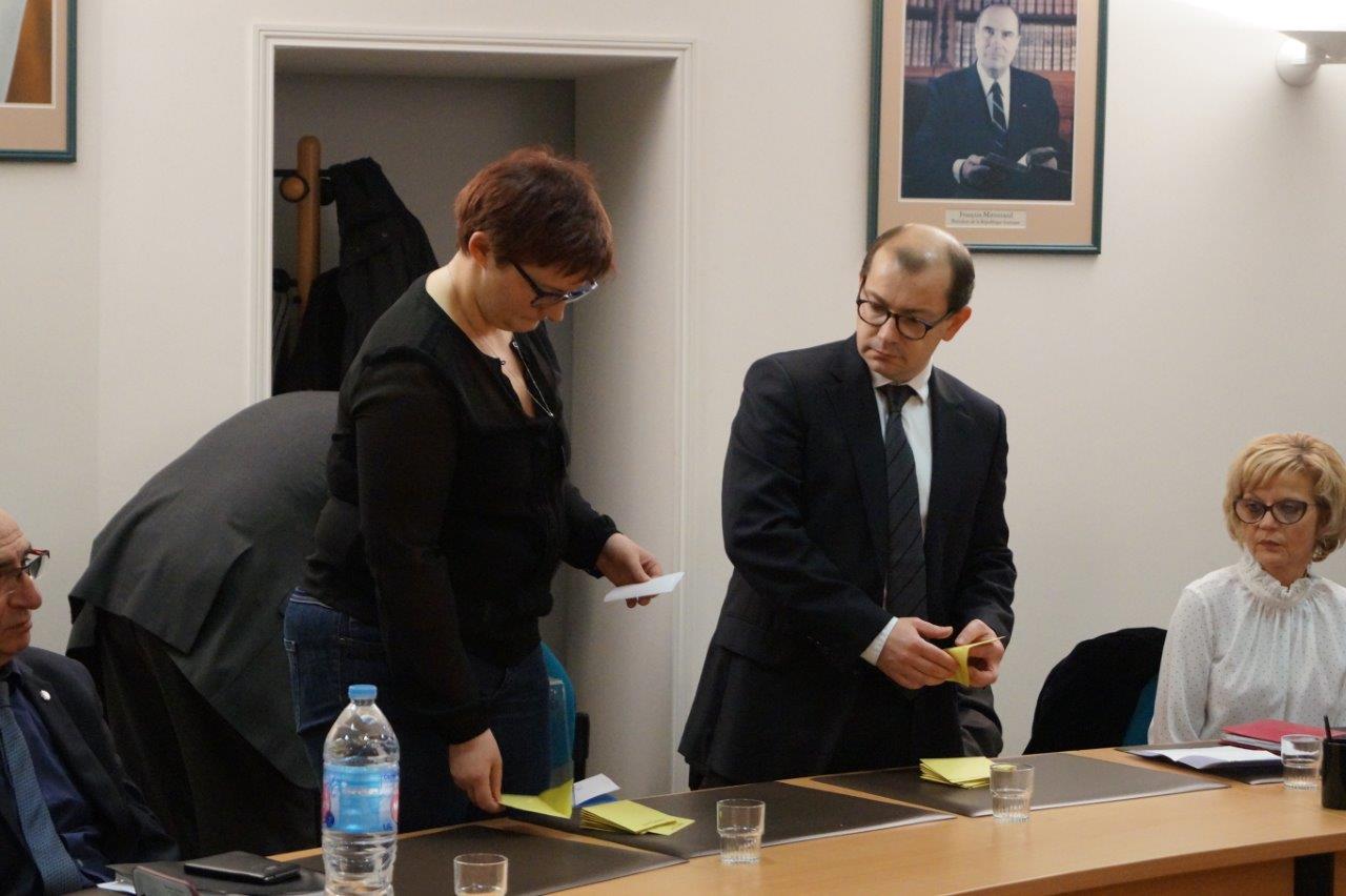 De gauche à droite : les deux plus jeunes conseillers municpaux et assesseurs, Alexandra Hachet et Ludovic Welche, procèdent au dépouillement
