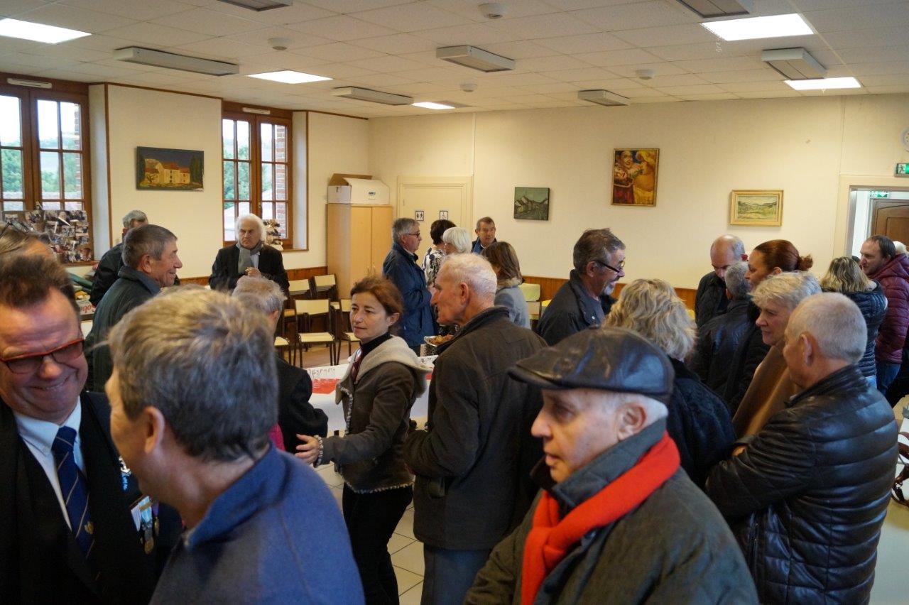 La Maison de Champagne Esterlin, qui possède un pressoir sur la commune, a offert le breuvage local pour le verre de la fraternité.